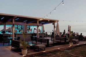2 bars/lounges, poolside bar, beach bar - Tahiti Lagoon Resort (Punaauia)