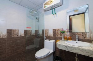 Deluxe Quadruple Room, Mountain View | Bilik Mandi | Pancuran mandi, pengering rambut, selipar, tuala disediakan 
