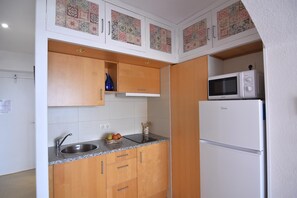 Kühlschrank, Mikrowelle, Wasserkocher mit Kaffee-/Teezubehör, Toaster