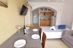 Iron/ironing board, Internet - Studio for rent in Roses, Costa Brava! 1500 meters from the beach. Capacity for 4 people, with views of the garden and pool. (Roses)