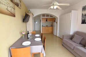 TV - Studio for rent in Roses, Costa Brava! 1500 meters from the beach. Capacity for 4 people, with views of the garden and pool. (Roses)