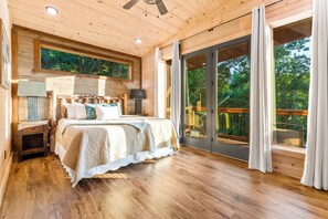 6 bedrooms, desk, iron/ironing board, travel crib