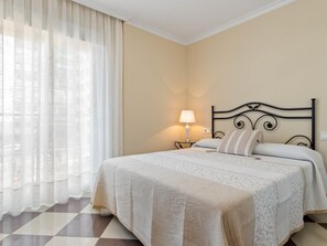 2 chambres, fer et planche à repasser, accès Internet, draps fournis