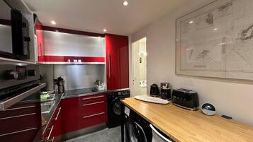 Een koelkast, een magnetron, een oven, een vaatwasser