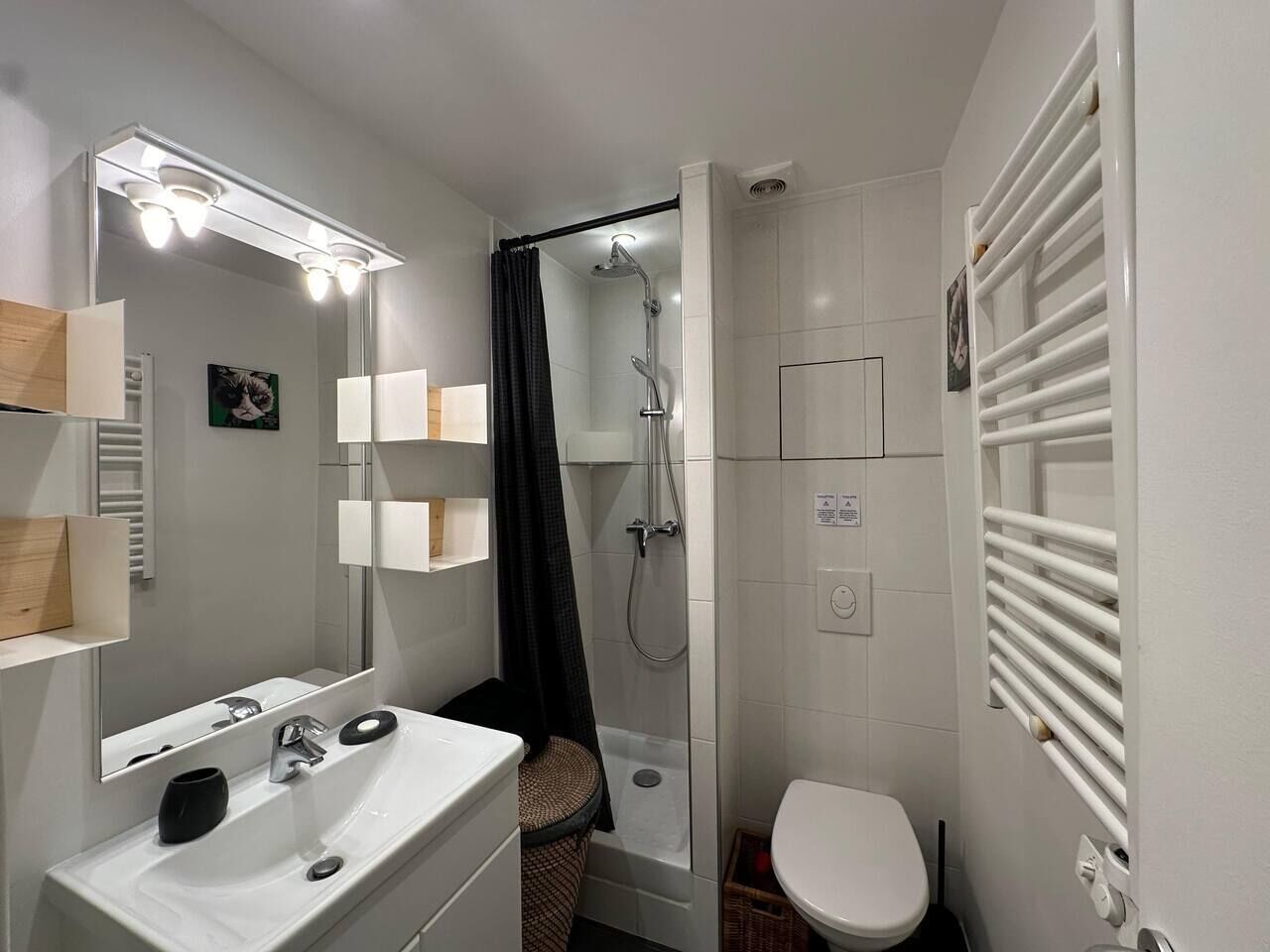 Douche, sèche-cheveux, serviettes fournies, papier toilette