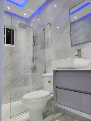 Secadora de cabello, toallas, jabón, papel de baño 