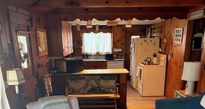 Charming 2-bedroom cabin with WiFi, AC in tranquil Ogunquit