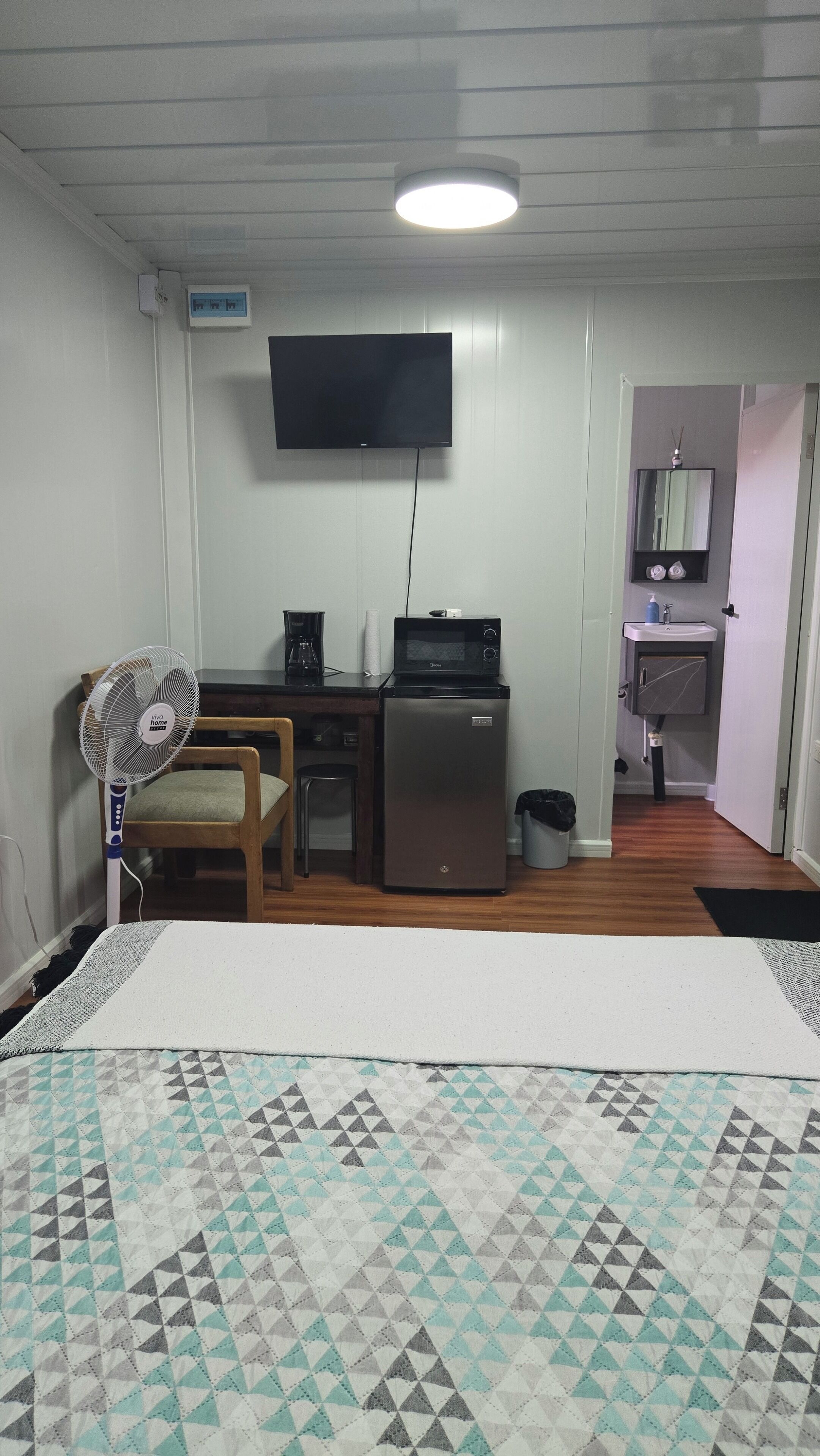 1 bedroom, desk, WiFi