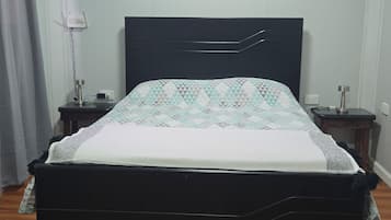 1 bedroom, desk, WiFi