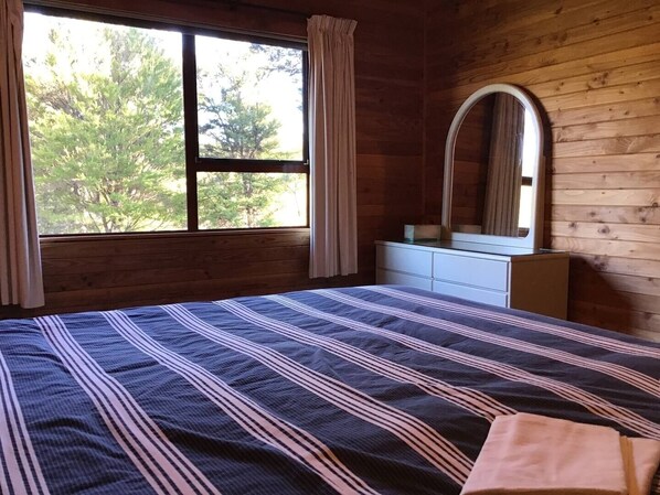 2 bedrooms, iron/ironing board, WiFi, bed sheets