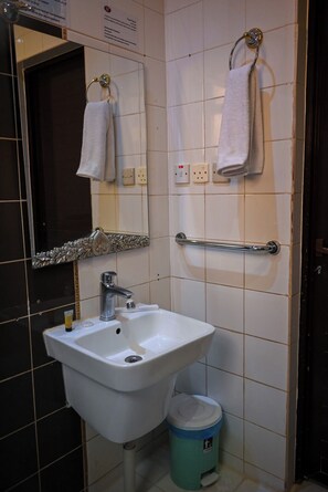 Toalhas de banho, sabonete, shampoo, papel higiênico