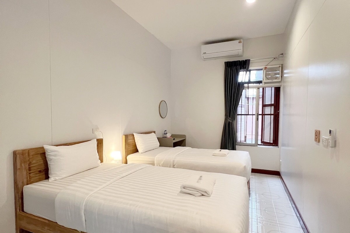 Classic Twin Room | Free minibar, desk, laptop workspace, blackout drapes