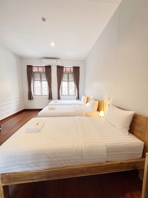 Quarto triplo luxo | Frigobar (abastecido com itens grátis), escrivaninha