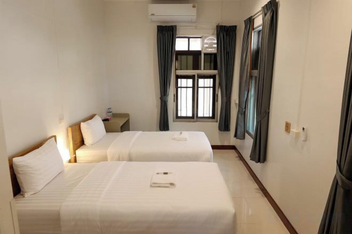 Free minibar, desk, laptop workspace, blackout curtains
