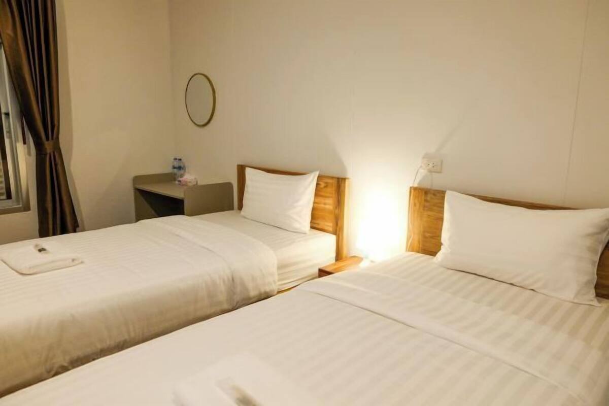 Free minibar, desk, laptop workspace, blackout curtains