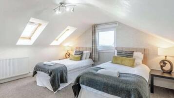 5 bedrooms, iron/ironing board, WiFi, bed sheets