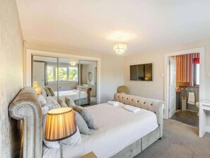 5 chambres, fer et planche à repasser, Wi-Fi, draps fournis