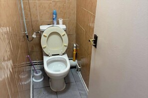 Een douche, handdoeken