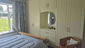 2 quartos, ferros/tábuas de passar roupa, Wi-Fi, roupa de cama