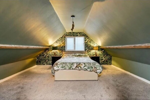 4 bedrooms, iron/ironing board, WiFi, bed sheets