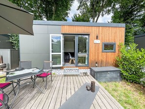Outdoor dining - Cosy apartment in villa for 4 guests with WIFI, TV and pets allowed (Beilngries)