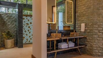 Bathtub dan shower terpisah dan perlengkapan mandi gratis