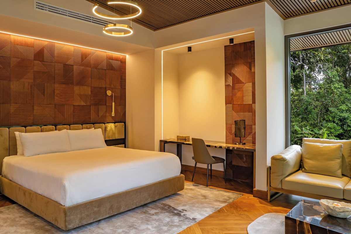 Quarto luxo, vista para o rio | Frigobar, cofres nos quartos, escrivaninha