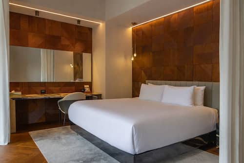 Habitación doble familiar | Minibar, caja de seguridad en la habitación y escritorio