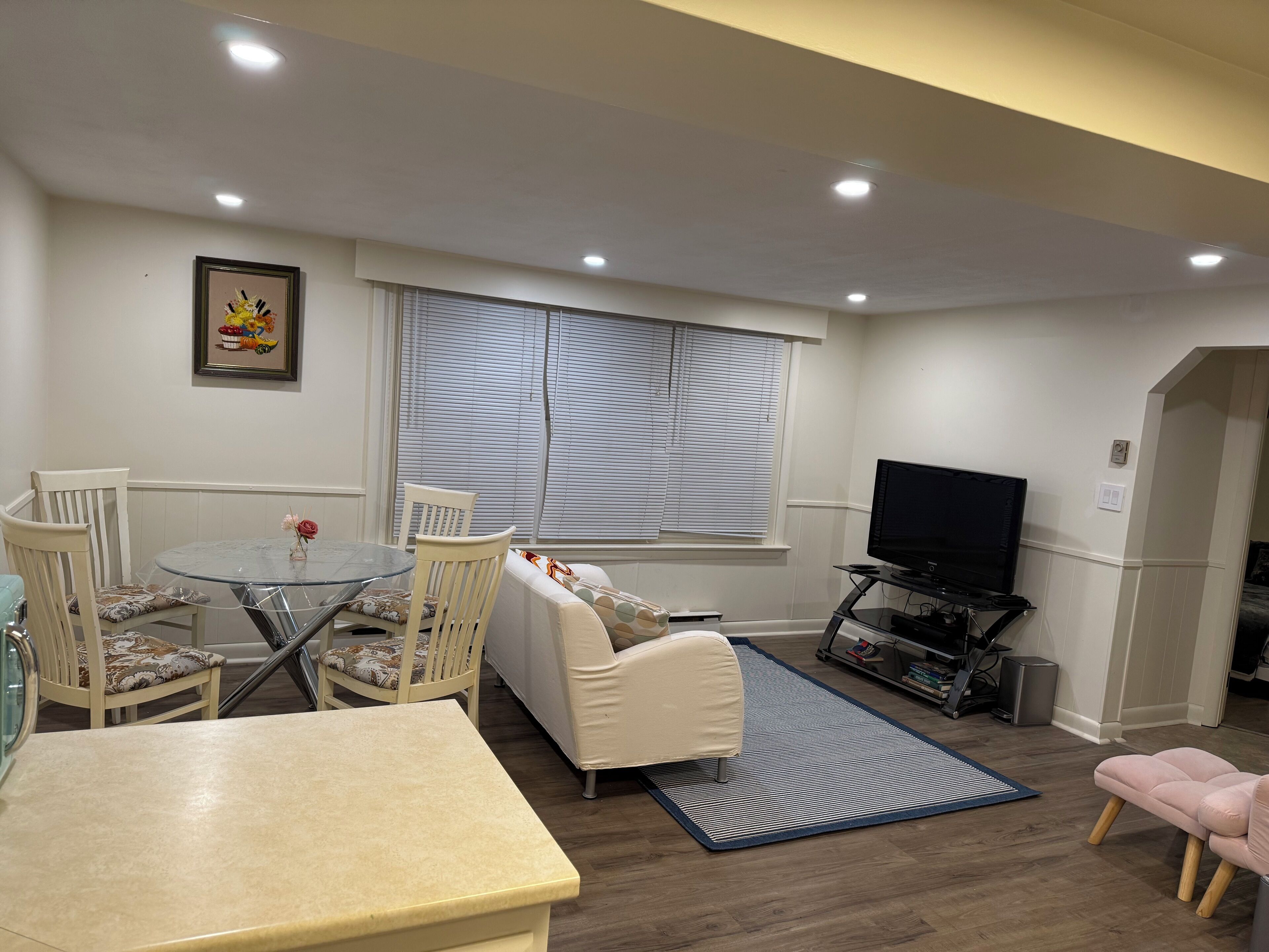 TV, tavolo da calcetto, libri