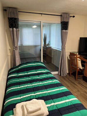2 bedrooms, desk, free WiFi, bed sheets - Grand River Cottage in Cambridge (Cambridge)