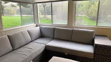 Una televisión, un futbolín, libros