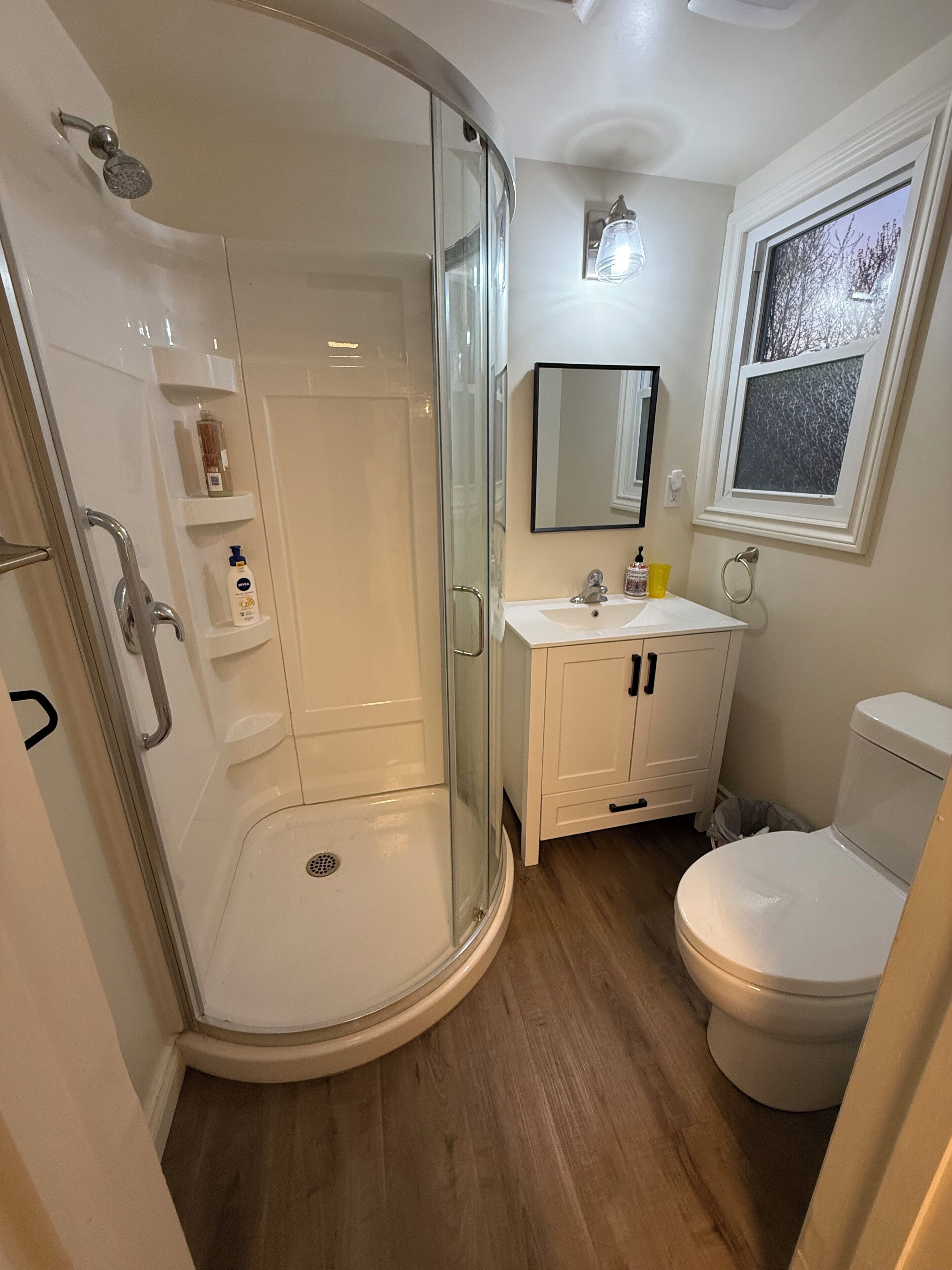 Haartrockner, Handtücher, Seife, Shampoo