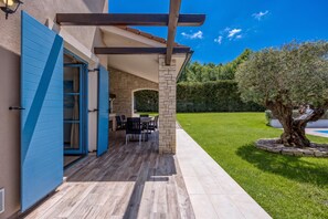 Outdoor dining - Villa Milo Mali Vareski with Pool, Mali Vareški, Croatia (Mali Vareški)