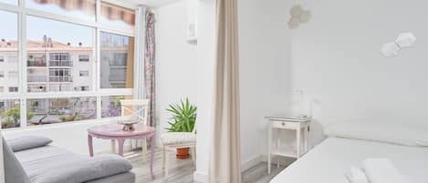 Tabla de planchar con plancha, wifi gratis y ropa de cama