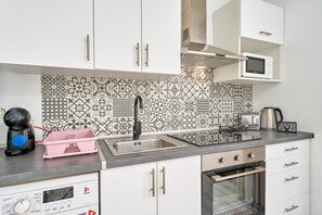 Fridge, microwave, oven, stovetop