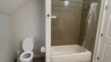 Sèche-cheveux, serviettes fournies, savon, papier toilette