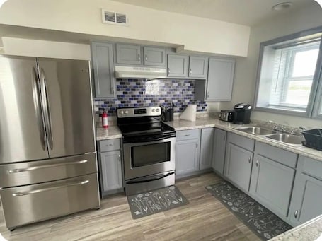 Microwave, oven, stovetop, dishwasher. Serene Home & Endless Sky-Views, 3-BR