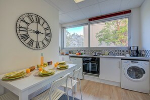 Kühlschrank, Ofen, Herdplatte, Wasserkocher mit Kaffee-/Teezubehör