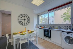 Frigorifero, forno, piano cottura, macchina per tè/caffè