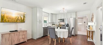 Stylish 3BR Near Dining, Parks & Shops