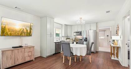 Stylish 3BR Near Dining, Parks & Shops