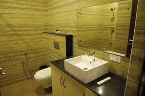 Kamar Double Mewah | Kamar mandi | Perlengkapan mandi gratis, handuk, sabun, dan sampo