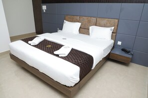 Desk, free WiFi - Senthur Inn Vellore By K Hotels  (Vellore)