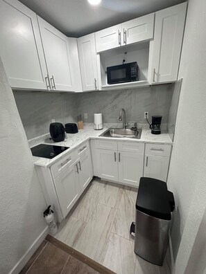 Réfrigérateur, micro-ondes, plaque de cuisson, cafetière/bouilloire