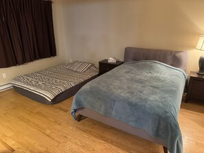 4 bedrooms, iron/ironing board, WiFi, bed sheets