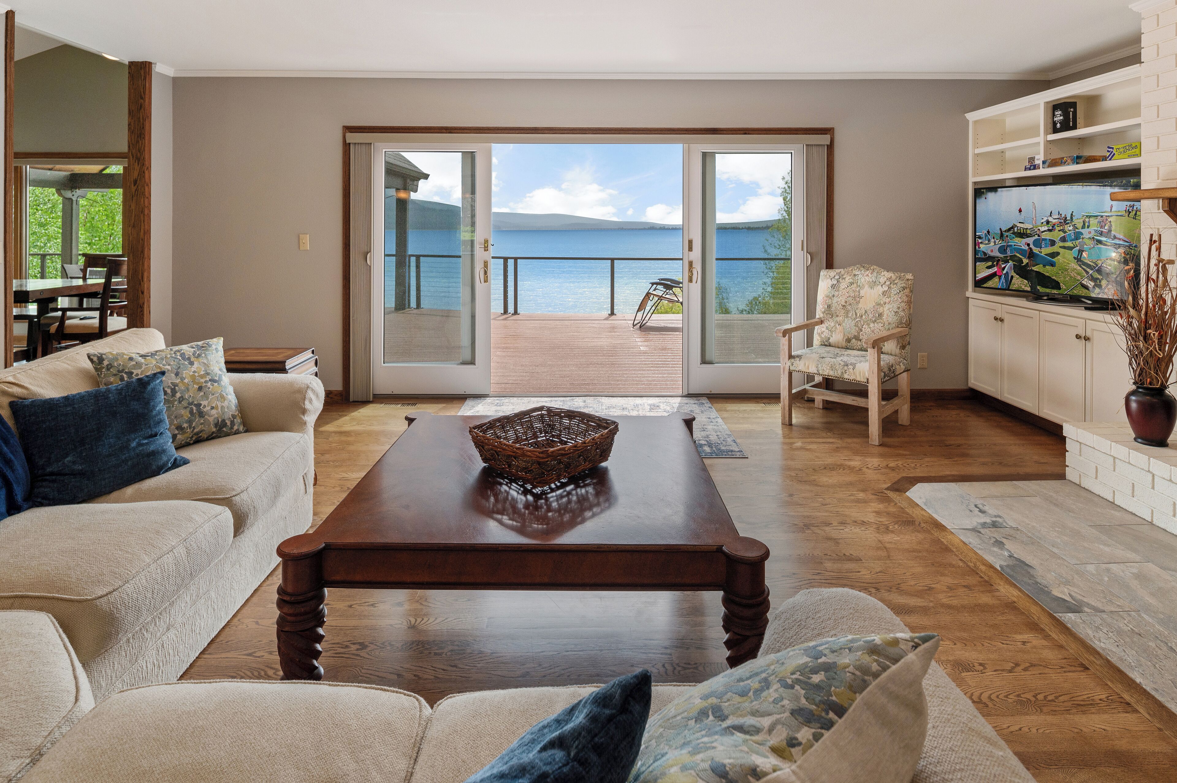 Smart TV, fireplace, ping pong