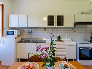 Køleskab, mikrobølgeovn, ovn, køkkentøj/tallerkener/redskaber