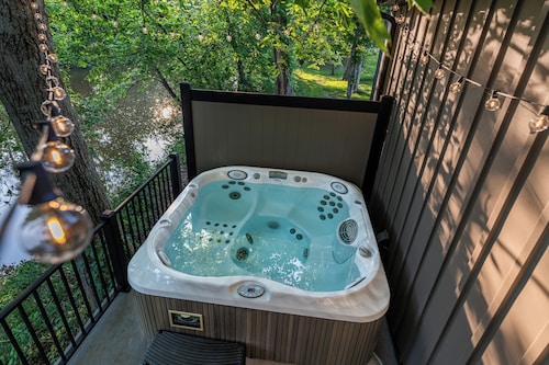 White Oak Cottage Sleeps 4