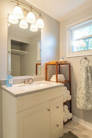 Sèche-cheveux, serviettes fournies