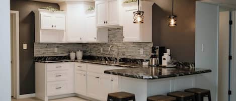 Réfrigérateur, micro-ondes, four, plaque de cuisson